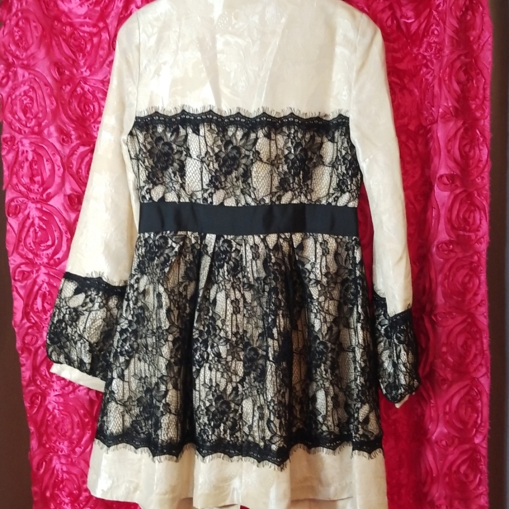 Cream Damask Coat with Black Lace - Picture 5 of 5